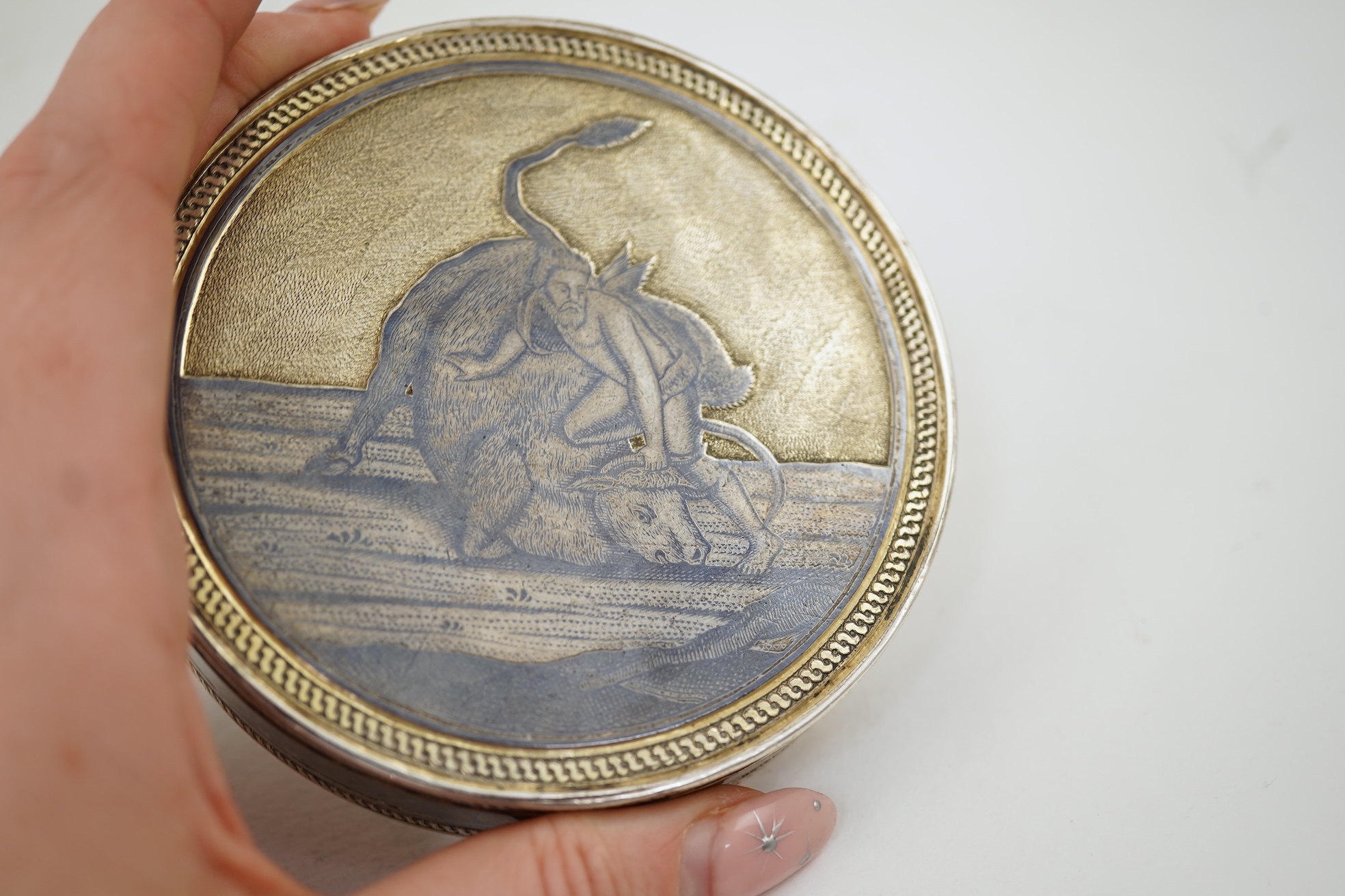 An early 19th century Russian 84 zolotnik and niello circular box and cover, assay master probably Alexei Torlov, Veliki Oustioug, 180?